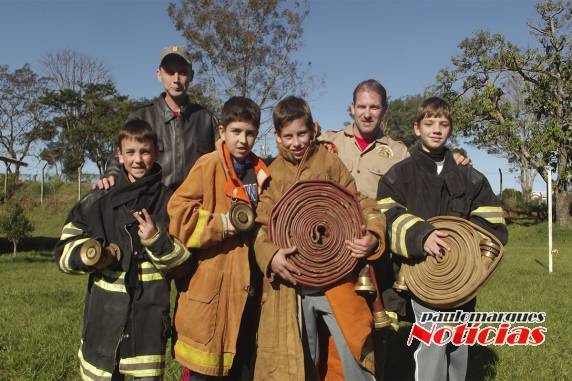 Pelotão Mirim/BM de Três de Maio recebe instruções do Corpo de Bombeiros - foto 6