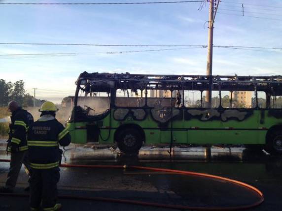 Ônibus com cerca de 70
passageiros pega fogo em Canoas - foto 3