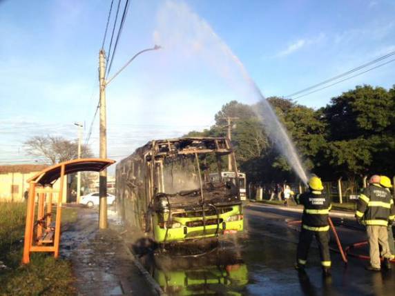 Ônibus com cerca de 70
passageiros pega fogo em Canoas - foto 2