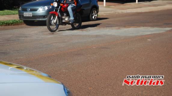 Buraco aberto pela CORSAN atrapalha o trânsito na rua Horizontina - foto 2
