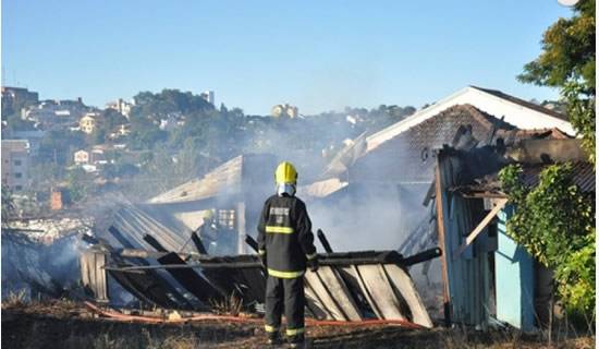 Duas casas pegam fogo em menos de uma hora em Ijui - foto 2