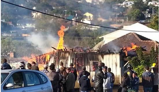 Duas casas pegam fogo em menos de uma hora em Ijui - foto 3
