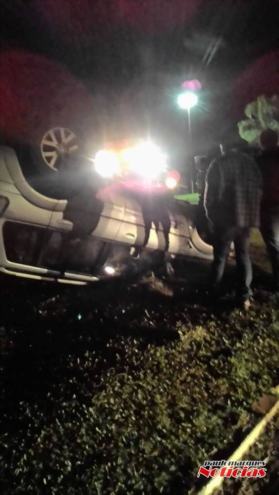 Caminhoneta sai da pista e capota na BR-472 em Boa Vista do Buricá - foto 3