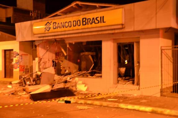 Criminosos explodem agência do Banco do Brasil de Dois Lajeados - foto 2