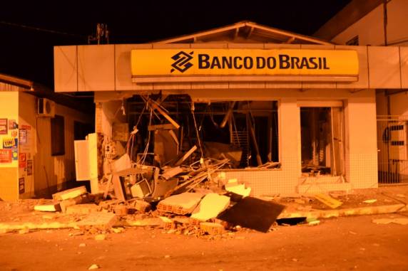 Criminosos explodem agência do Banco do Brasil de Dois Lajeados - foto 4