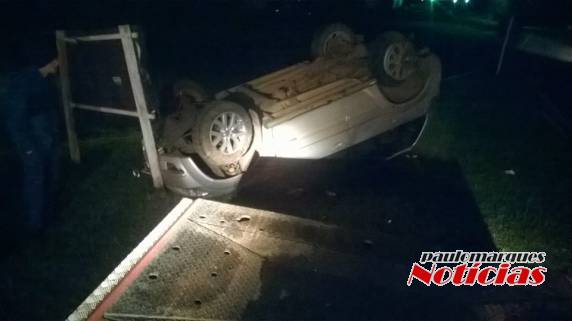 Caminhoneta sai da pista e capota na BR-472 em Boa Vista do Buricá - foto 4