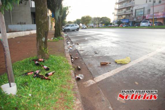 Garrafas de 

cerveja são jogadas na rua e na calçada