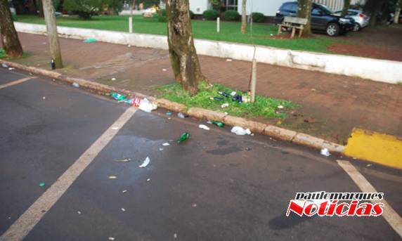 Imagem da Av. Uruguai na manhã de segunda-feira é de muita sujeira - foto 2