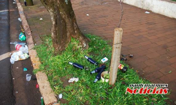 Imagem da Av. Uruguai na manhã de segunda-feira é de muita sujeira - foto 5