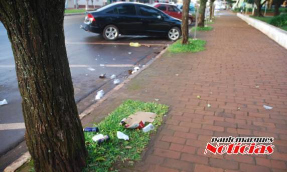 Imagem da Av. Uruguai na manhã de segunda-feira é de muita sujeira - foto 4