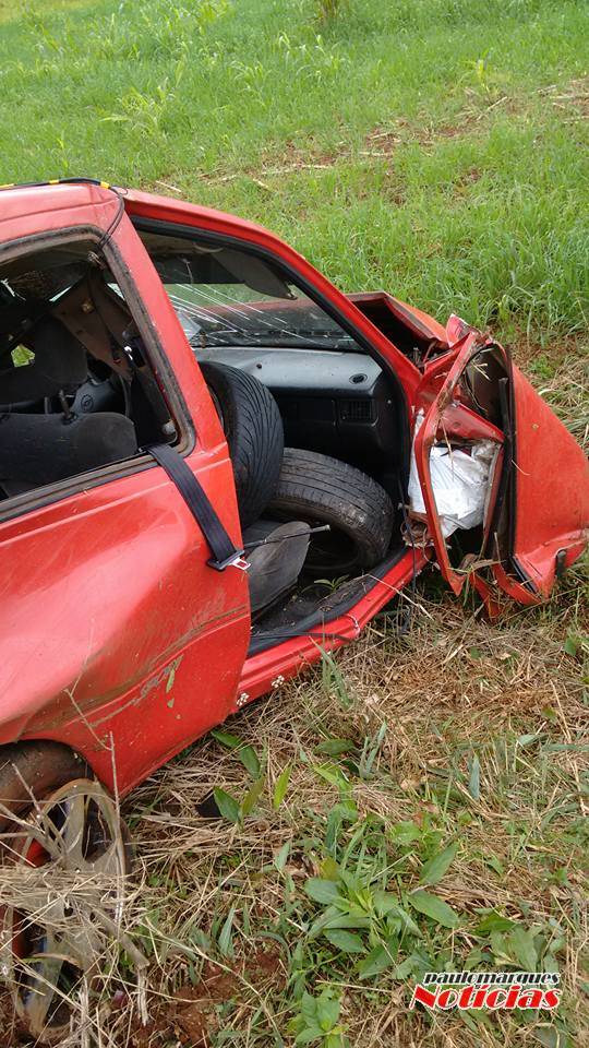 Veículo fica destruído depois de uma capotagem na ER342 - foto 3