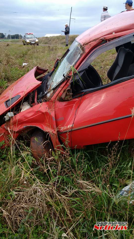 Veículo fica destruído depois de uma capotagem na ER342 - foto 2
