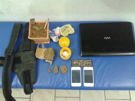 Polícia Militar de Itapema em conjunto
com a Polícia Civil e Canil de São José, apreende drogas e objetos furtados - foto 2