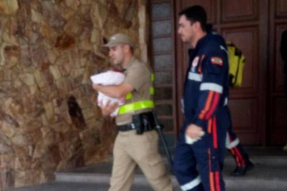 A menina recebeu alta do hospital e foi direto para a família adotiva