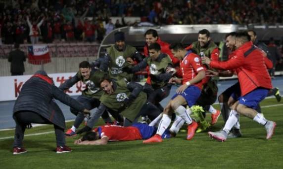 Em jogo marcado por expulsão de Cavani, chilenos conquistam a vaga para a próxima fase