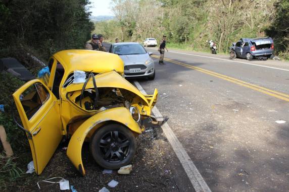 Colisão frontal entre Corsa e Fusca deixa quatro feridos na BR 287 em Santiago - foto 2