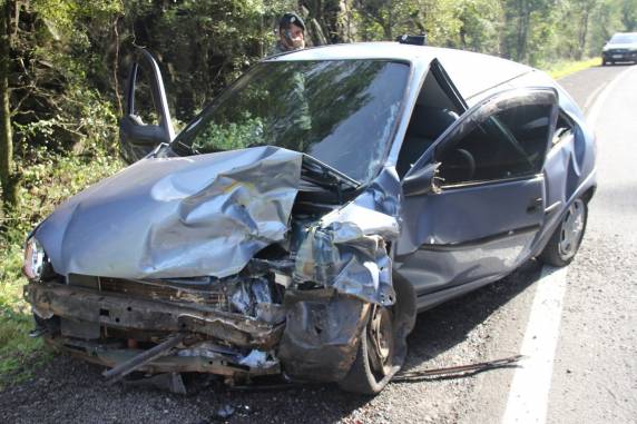 Colisão frontal entre Corsa e Fusca deixa quatro feridos na BR 287 em Santiago - foto 3