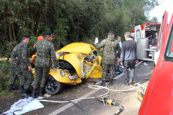 Colisão frontal entre Corsa e Fusca deixa quatro feridos na BR 287 em Santiago - foto 4