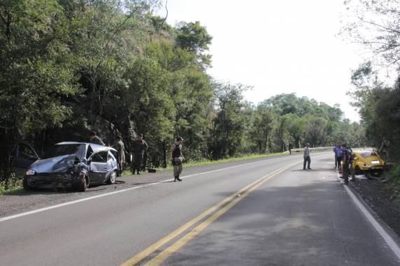 Colisão frontal entre Corsa e Fusca deixa quatro feridos na BR 287 em Santiago - foto 5