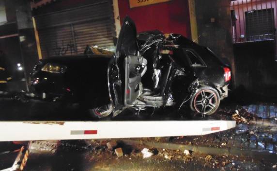 Homem de 36 anos perde a vida 

após colisão em poste nesta madrugada (27) - foto 2