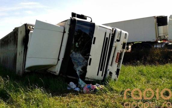 Carreta com produtos da Empresa Alibem
tomba na BR 285, em Saldanha Marinho - foto 2