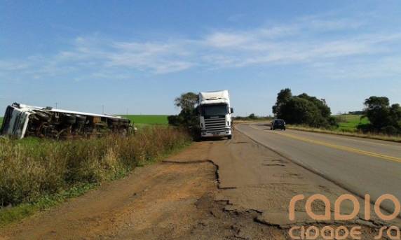 Carreta com produtos da Empresa Alibem
tomba na BR 285, em Saldanha Marinho - foto 3