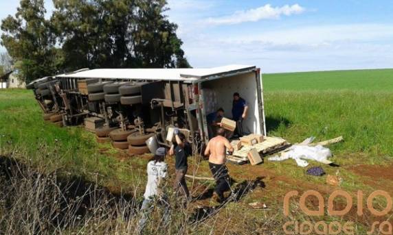 Carreta com produtos da Empresa Alibem
tomba na BR 285, em Saldanha Marinho - foto 4