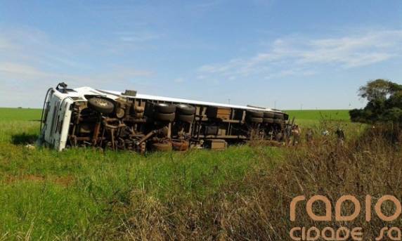 Carreta com produtos da Empresa Alibem
tomba na BR 285, em Saldanha Marinho - foto 5