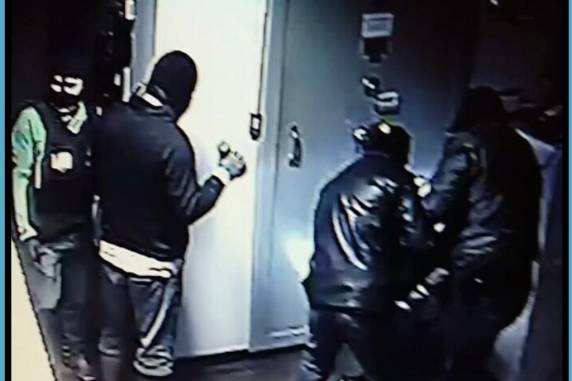 Quadrilha faz o quinto ataque a banco
após dominar a PM no interior de SC - foto 3
