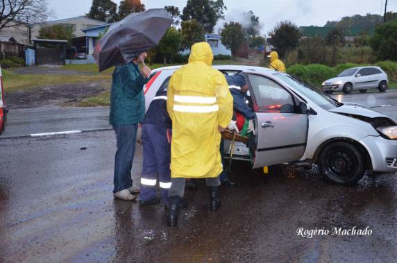 Acidente no encontro da rua Armínio da Silva com ERS-404 em Sarandi - foto 2