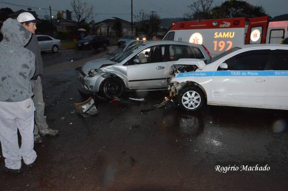 Acidente no encontro da rua Armínio da Silva com ERS-404 em Sarandi - foto 4