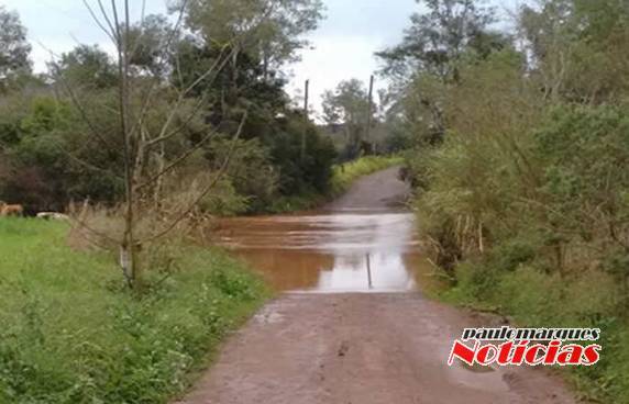Ponte que faz ligação secundária entre Três de Maio e Boa Vista do
Buricá, está novamente submersa - foto 2