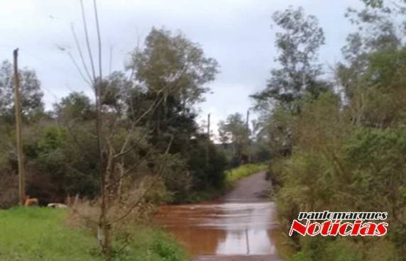 Ponte que faz ligação secundária entre Três de Maio e Boa Vista do
Buricá, está novamente submersa - foto 3