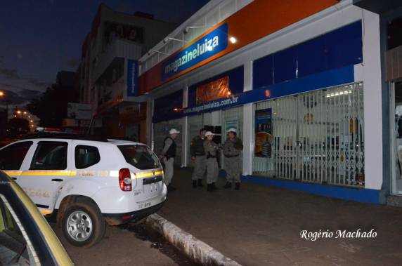 Ladrões são presos depois
arrombarem loja em Sarandi - foto 3