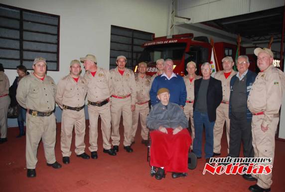 Com a participação de 22 sócios, a Sociedade Civil Corpo de Bombeiros Voluntários de Três de Maio foi fundada em julho de 1997