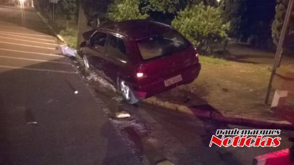 Motorista foge depois de bater veículo em 

poste no centro de Três de Maio - foto 2