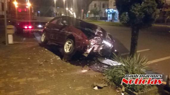 Motorista foge depois de bater veículo em 

poste no centro de Três de Maio - foto 3