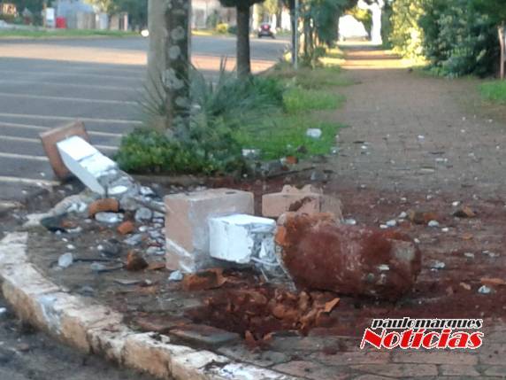 Motorista foge depois de bater veículo em 

poste no centro de Três de Maio - foto 4