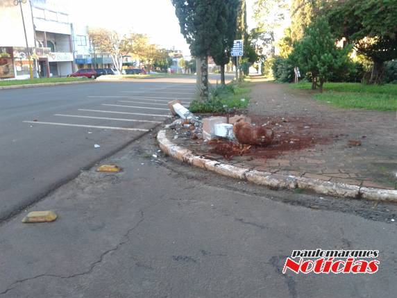 Motorista foge depois de bater veículo em 

poste no centro de Três de Maio - foto 5