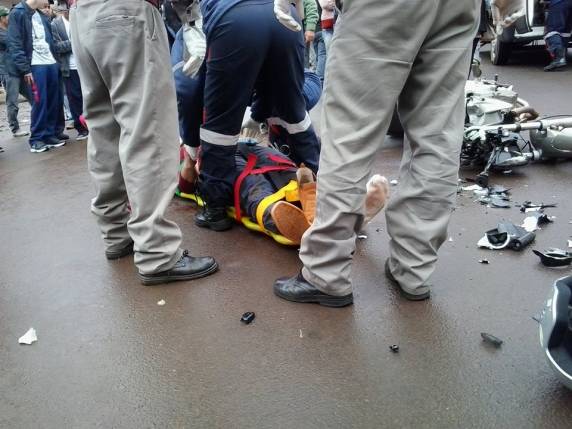 Acidente envolvendo moto e caminhão na Av independência em Palmeira das Missões - foto 2