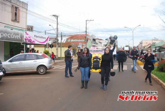 Clima fica tenso durante protesto em frente a prefeitura - foto 3