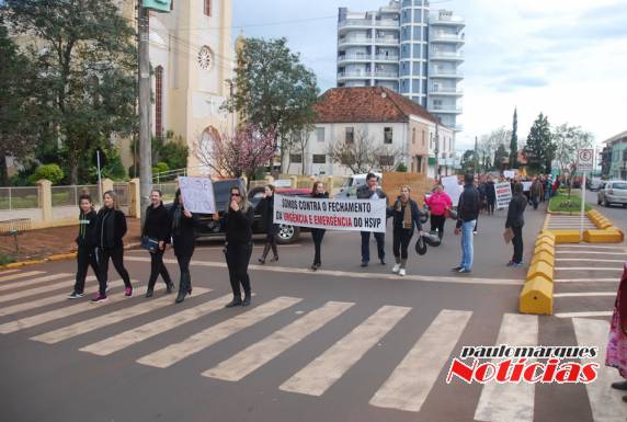 Clima fica tenso durante protesto em frente a prefeitura - foto 2