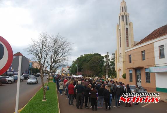 Clima fica tenso durante protesto em frente a prefeitura - foto 7