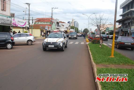 Clima fica tenso durante protesto em frente a prefeitura - foto 4