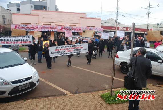 Clima fica tenso durante protesto em frente a prefeitura - foto 5