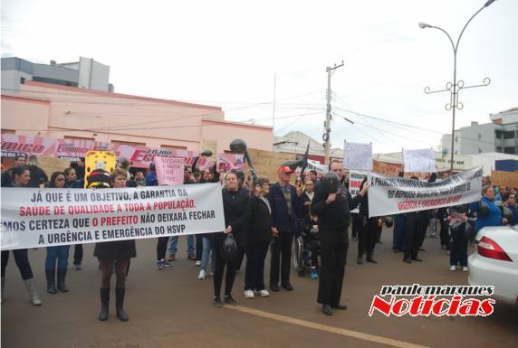 Clima fica tenso durante protesto em frente a prefeitura - foto 6