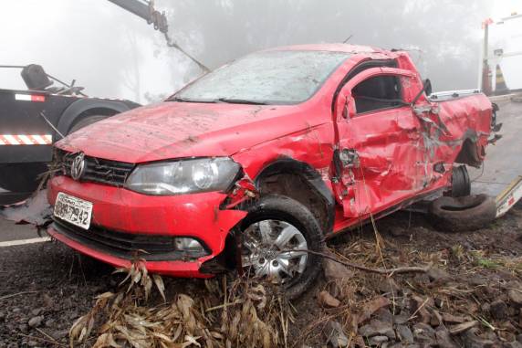 Acidente entre Saveiro e Carreta deixa uma
pessoa ferida na RSC 377 em Santiago - foto 2