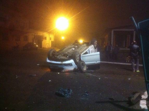 Motorista sai ileso após capotamento 

em Santiago - foto 2