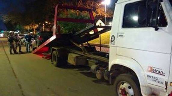 Preso motorista que se jogou
embaixo do veículo do guincho - foto 3