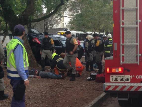 Jovem pula de carro em movimento para 

fugir de assalto, na Capital - foto 2
